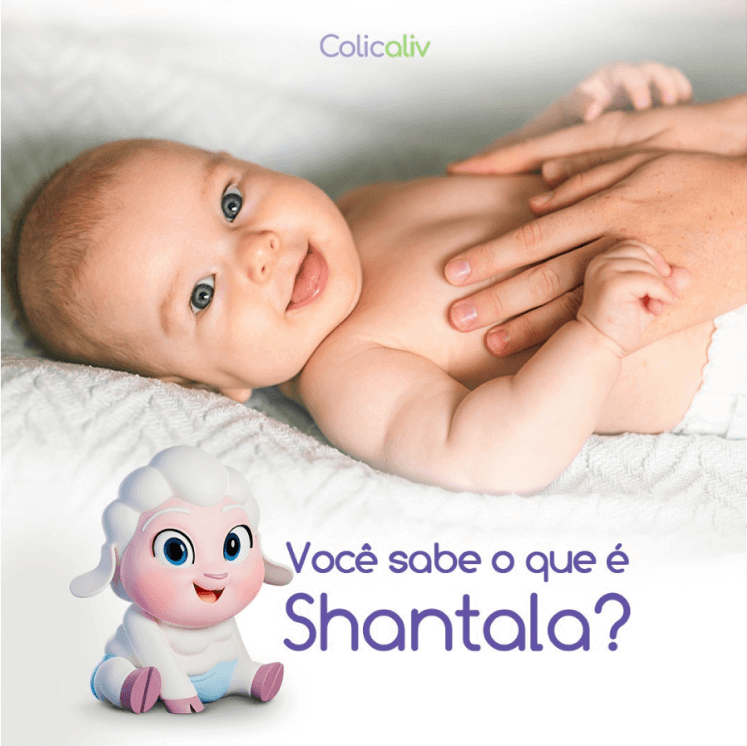 Fotografia de um bebê sorrindo enquanto recebe uma massagem na barriga. Abaixo, ilustração digital do Colinho, mascote da marca Colicaliv desenvolvido pela VX Comunicação, e o texto Você sabe o que é Shantala?