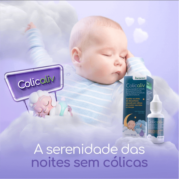 No centro da imagem está a fotografia de um bebê dormindo. À esquerda, ilustração digital do Colinho, mascote da marca Colicaliv, que também está dormindo. À direita, uma caixa de Colicaliv. Ao lado, um frasco gotejador do produto.