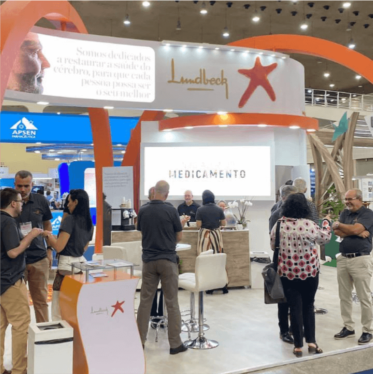 Pessoas visitam o estande da Lundbeck no congresso anual de psiquiatria, em Fortaleza – CE.