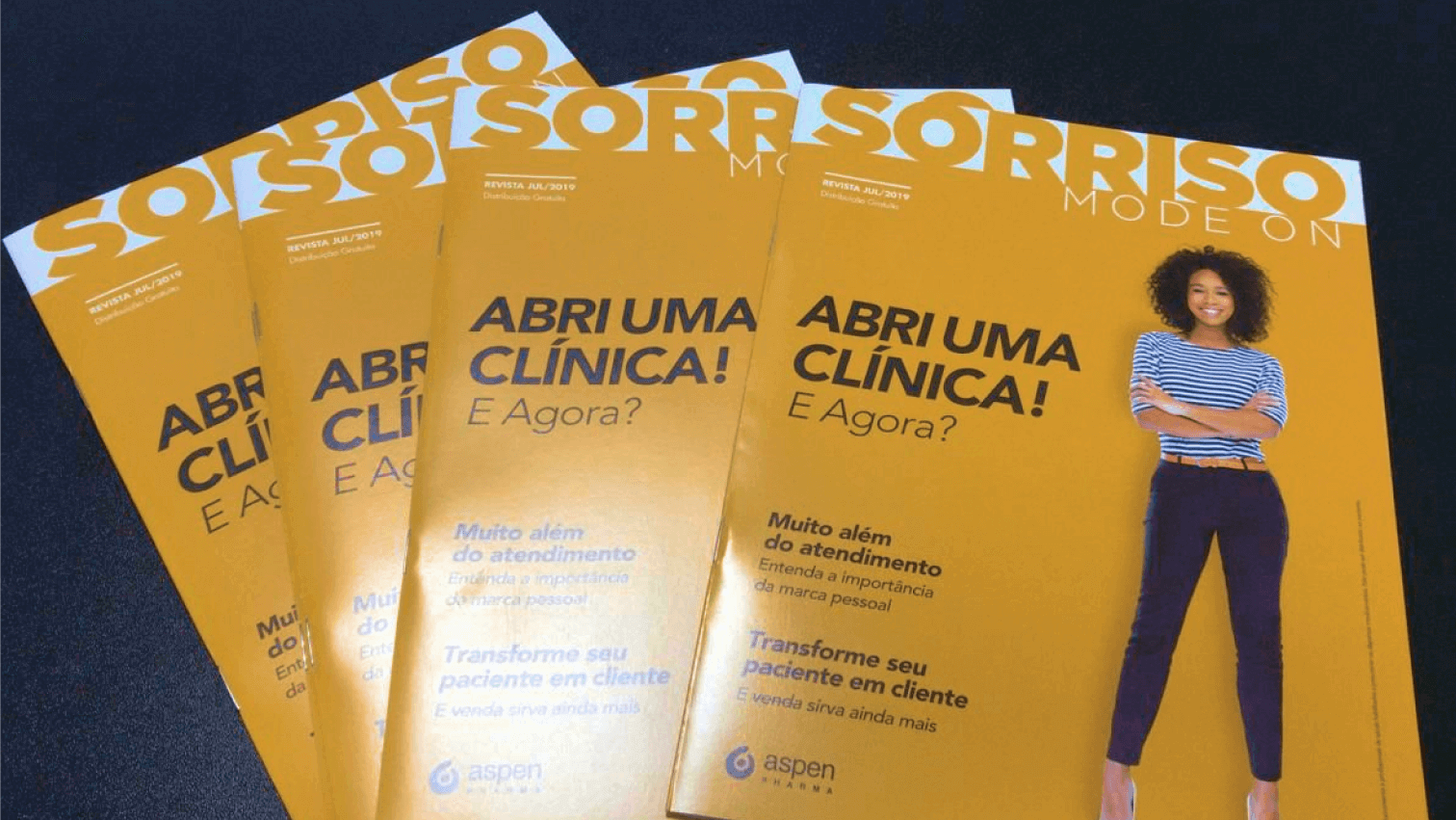 Composição contendo 4 revistas da Sorriso Mode On dispostas sobre um fundo preto.