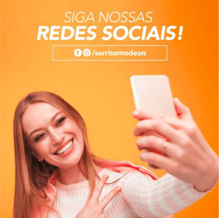 Sobre um fundo laranja está posicionada a fotografia de uma mulher ruiva tirando selfie. Acima da foto, lê-se: Siga nossas redes sociais. Em seguida, há ícones das redes sociais da marca.