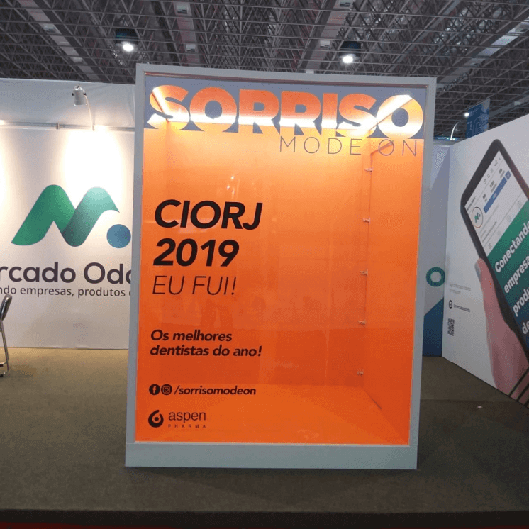 Ambiente instagramável na cor laranja, com o texto: CIORJ 2019 – Eu fui!, criado pela VX Comunicação para uma ativação da Sorriso Mode On durante o evento.