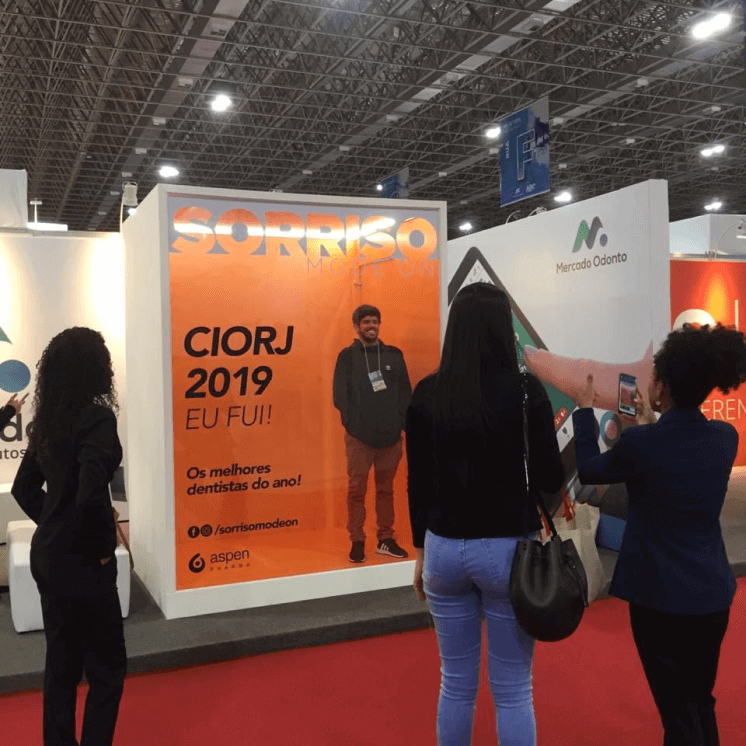 Visitantes e participantes do CIORJ 2019 tiram fotos no ambiente instagramável criado pela VX Comunicação para a ativação da Sorriso Mode On no Congresso.