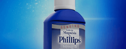 Peça publicitária desenvolvida pela VX Comunicação para a marca Aspen, na qual se exibe o frasco do Leite de Magnésia de Phillips sobre um fundo azul e branco.