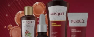 Peça publicitária desenvolvida pela VX Comunicação para a marca Musquée, na qual, sobre um fundo vermelho, estão posicionados cinco produtos da linha Rosa Mosqueta.